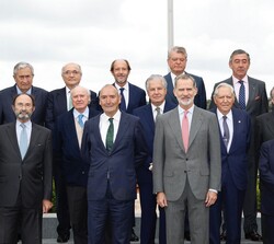 Su Majestad el Rey con los miembros del Consejo Asesor de la Red para el Estudio de las Monarquías Contemporáneas (REMCO)